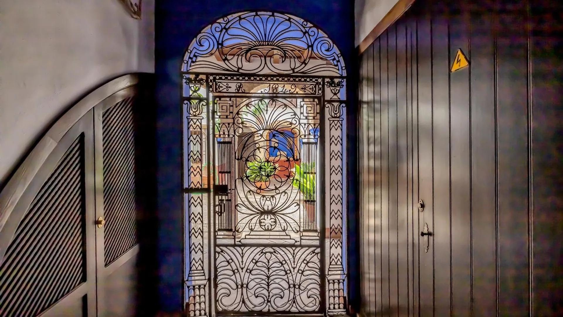 El Capricho De 1849 & Parking Apartment Cordoba 0*,  Spain